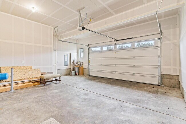 Building Photo - Bueaitful 4 bedroom home with 1 bed 1 bath MIL!