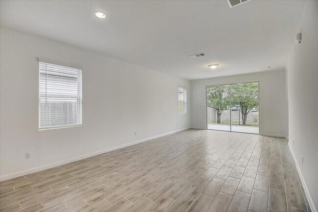 Building Photo - 117 Lacey Oak Lp