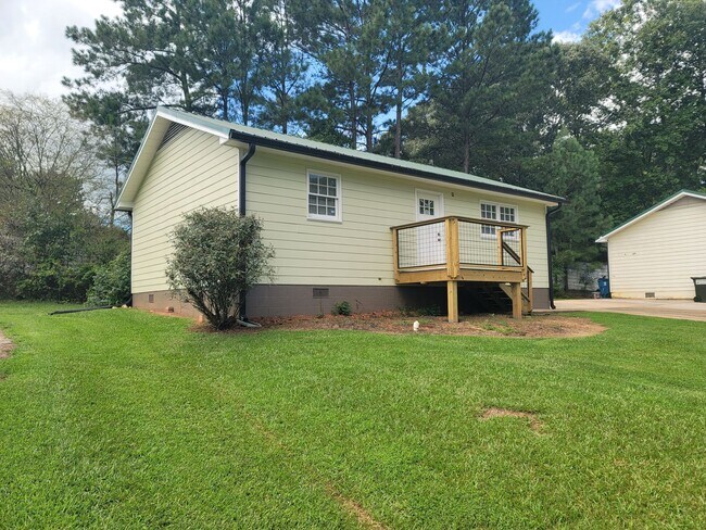 Building Photo - 2BD 1BA Home (Newly Renovated, Yardcare In...