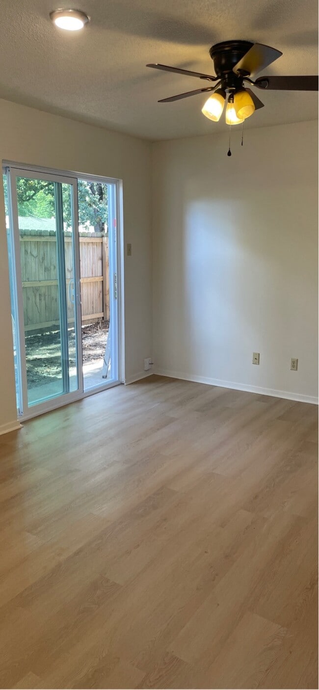 Building Photo - 401 Shadow Oaks Dr