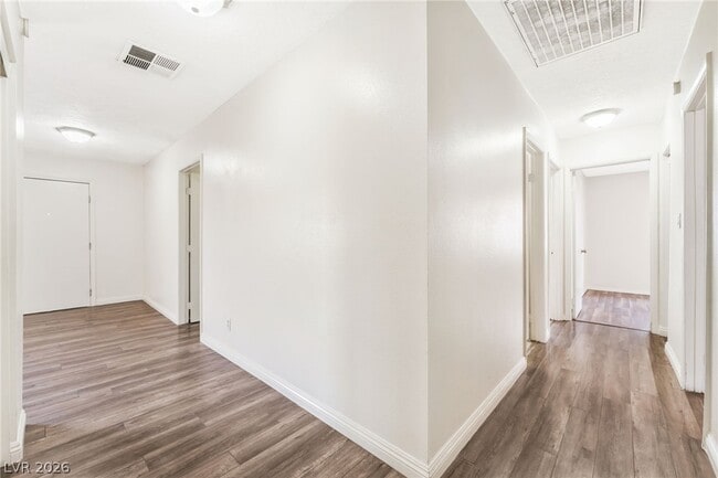 Building Photo - 4960 E Mohave Ave