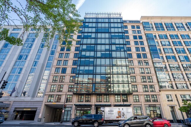 Building Photo - Logan Circle Condo | 2 Bed | 2 Bath | 1,000 Sf | 1 Garage Parking Space