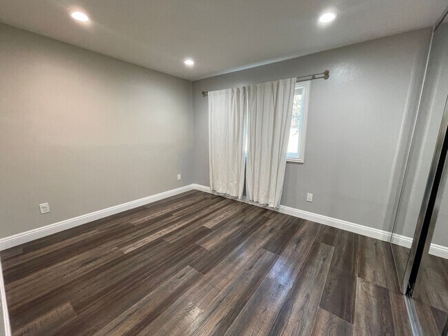 Building Photo - 3 Bedroom 2 Bathroom Home in Huntington Beach with Air Conditioning