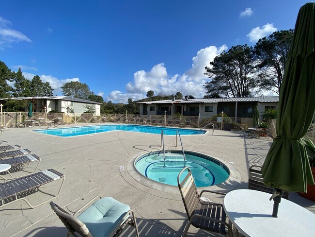 Building Photo - 1 Bedroom, 1 Bath Condo in Pacific Pines Community