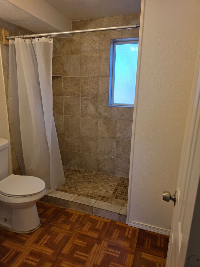 Building Photo - Large 4 Bed Home Available