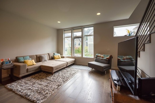 Building Photo - Fantastic 3 Bedroom Townhome w/Attached Garage and A/C in Seattle!!
