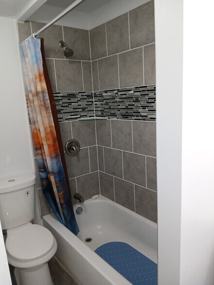 Building Photo - 2411 Spring St