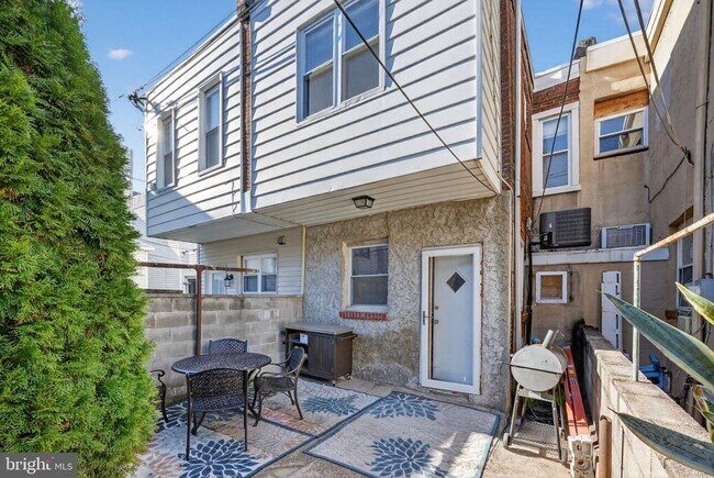 Building Photo - 2541 S Mole St