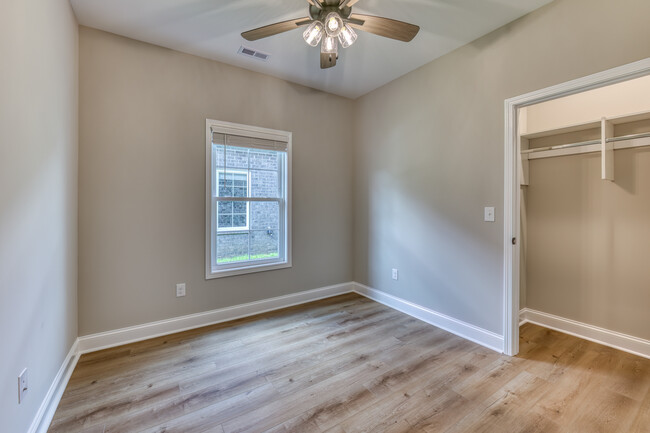 Building Photo - 325 Monroe Dr