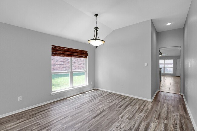 Building Photo - Cozy and quiet 4 bed 2 bath