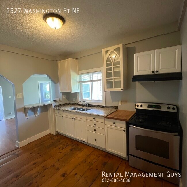 Building Photo - 4 Bedroom Home! Updated Kitchen and Office!