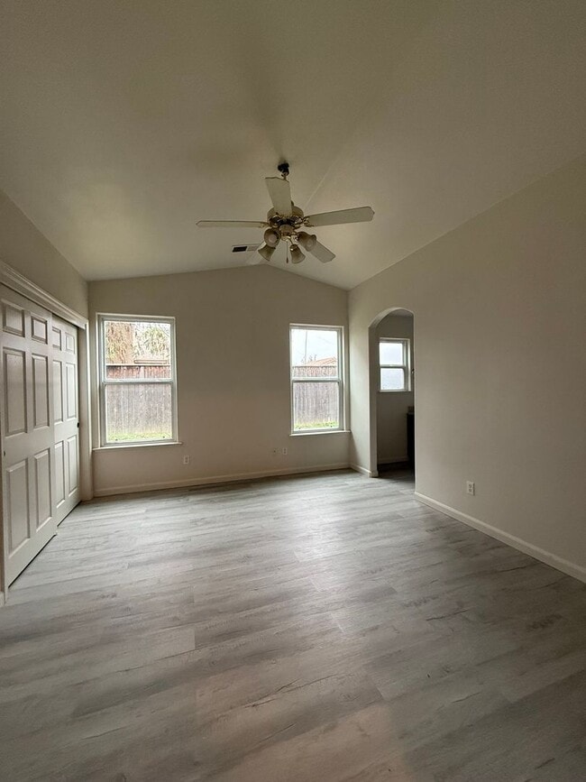 Building Photo - Beautiful 4 bedroom 2 bath home