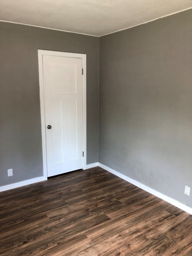 Building Photo - Cute 2 bedroom with garage