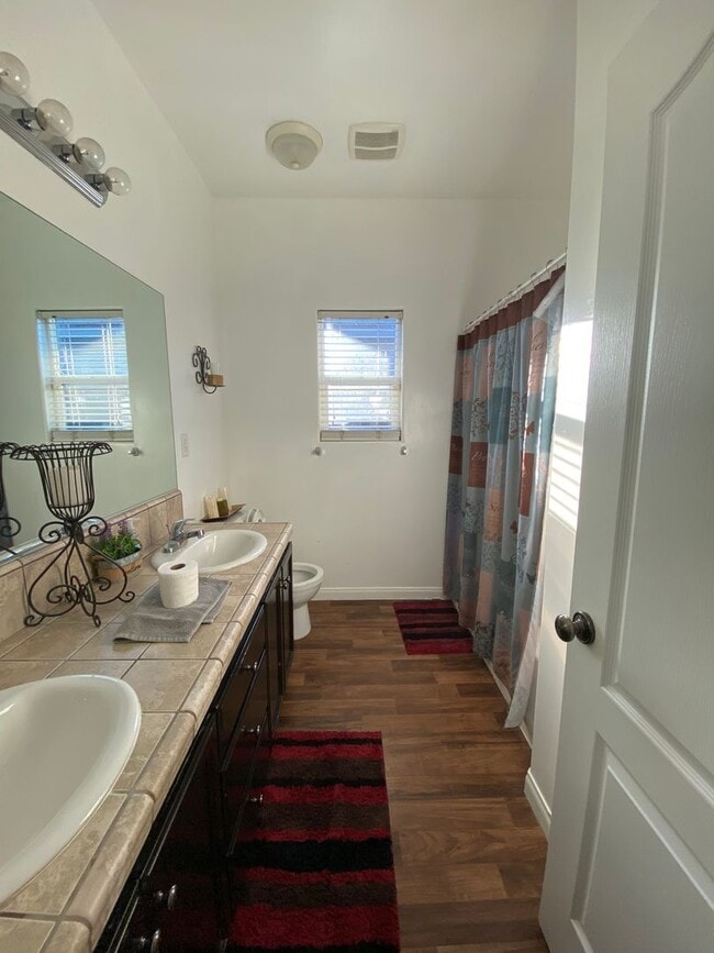 Building Photo - Affordable 3 BD 2 BA house in SE Bakersfield Near Union Ave & Berkshire Road