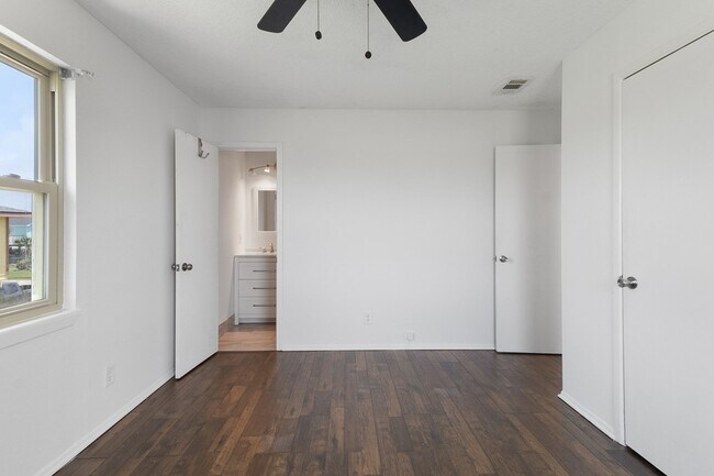 Building Photo - 4014 Kent Dr