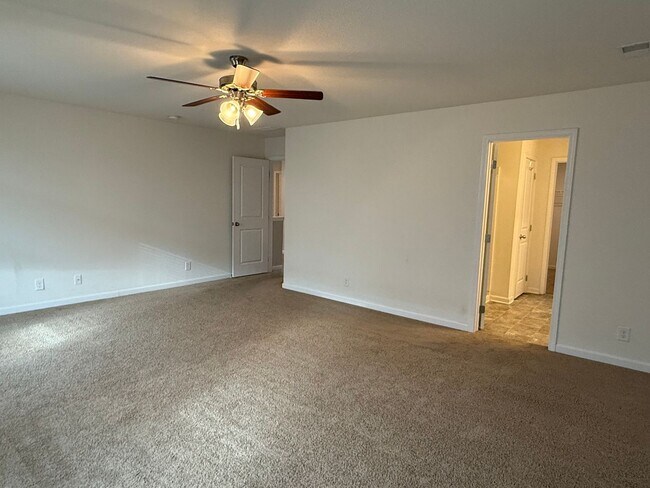 Building Photo - Beautiful 4 bedroom 2.5 bath home located in the Cliffs subdivision!