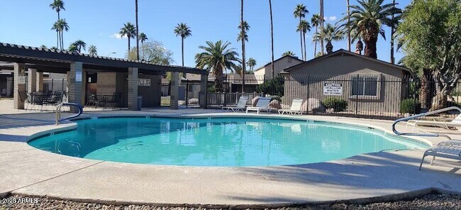 Building Photo - 2312 W Lindner Ave