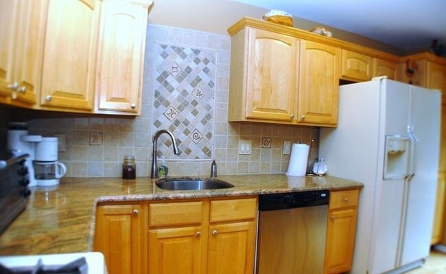 Building Photo - 4 Pond Hollow Dr