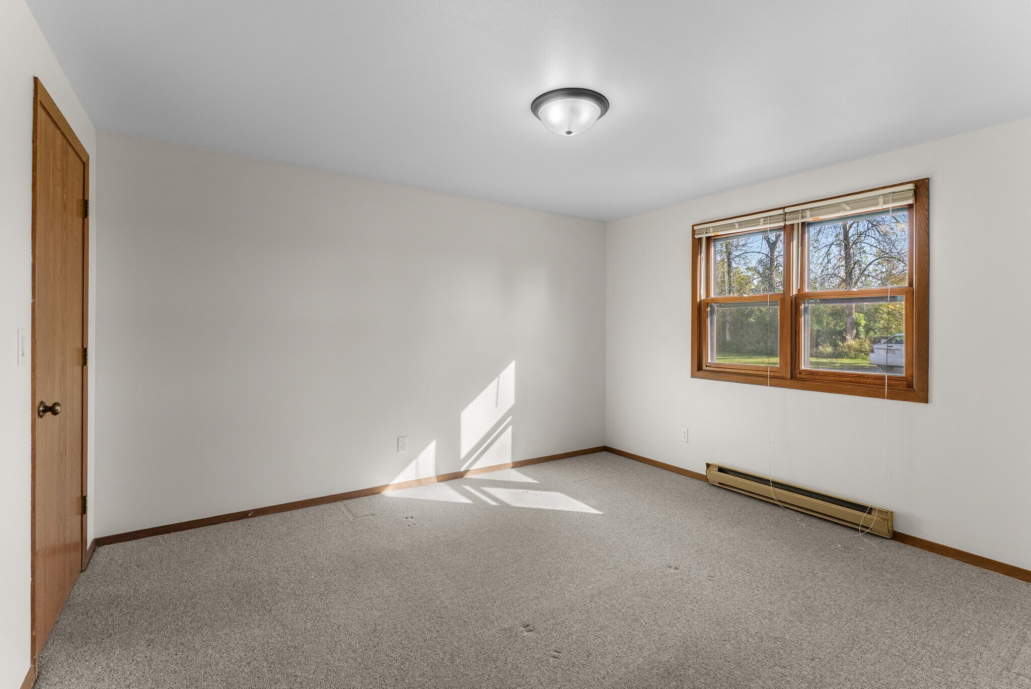 Building Photo - 910 E Cedar Ave