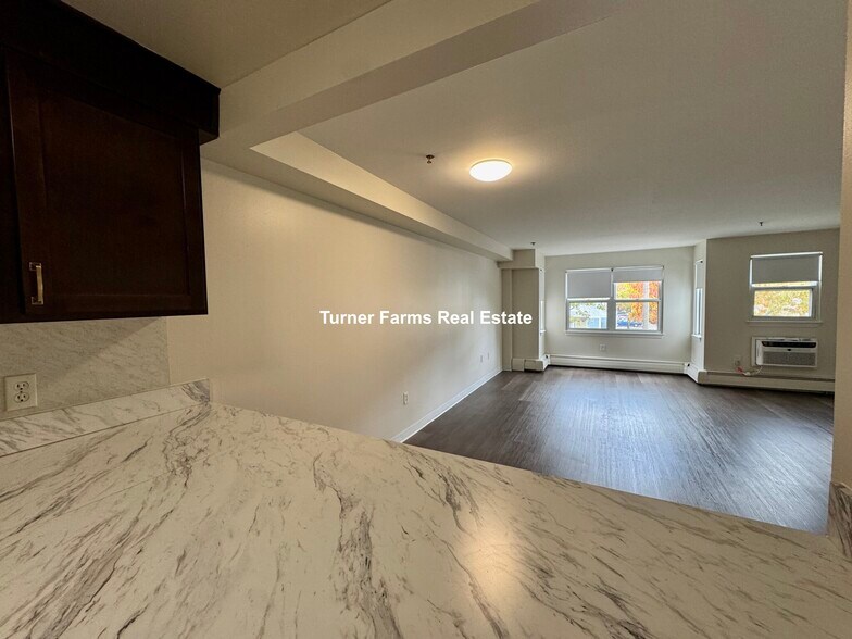 Building Photo - 2 Smith St