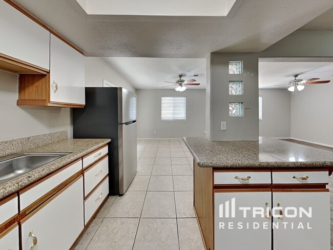 Building Photo - 5723 Deer Valley Dr
