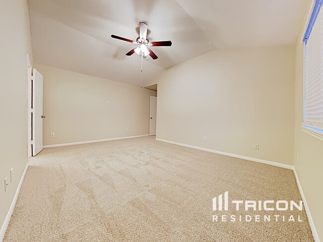 Building Photo - 7911 Bluff Trail Dr