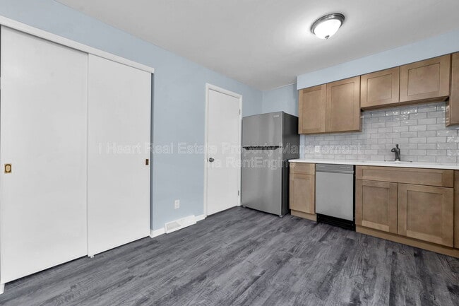 Building Photo - 880 N Meadows Ct