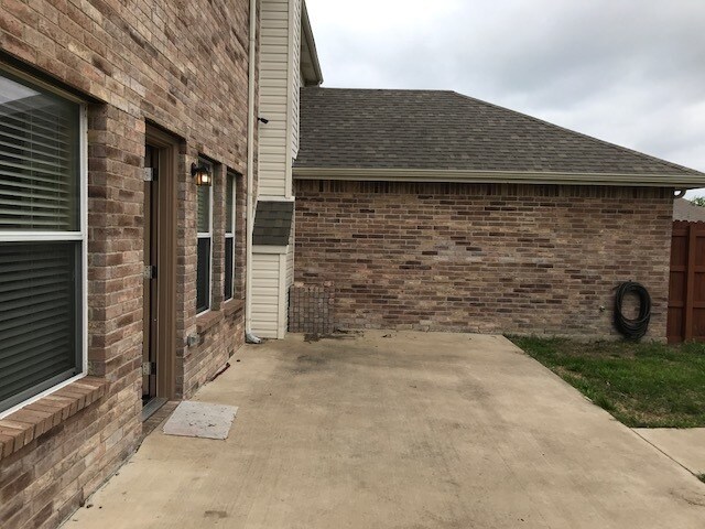 Building Photo - HUGE home in Red Oak!!