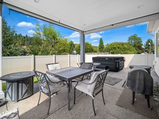 Building Photo - Fully Furnished Luxury 3-Bed, 2-Bath Home ...
