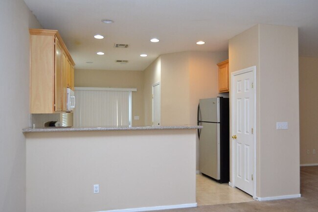 Building Photo - SW - 3 BEDROOMS PLUS LOFT SPACE