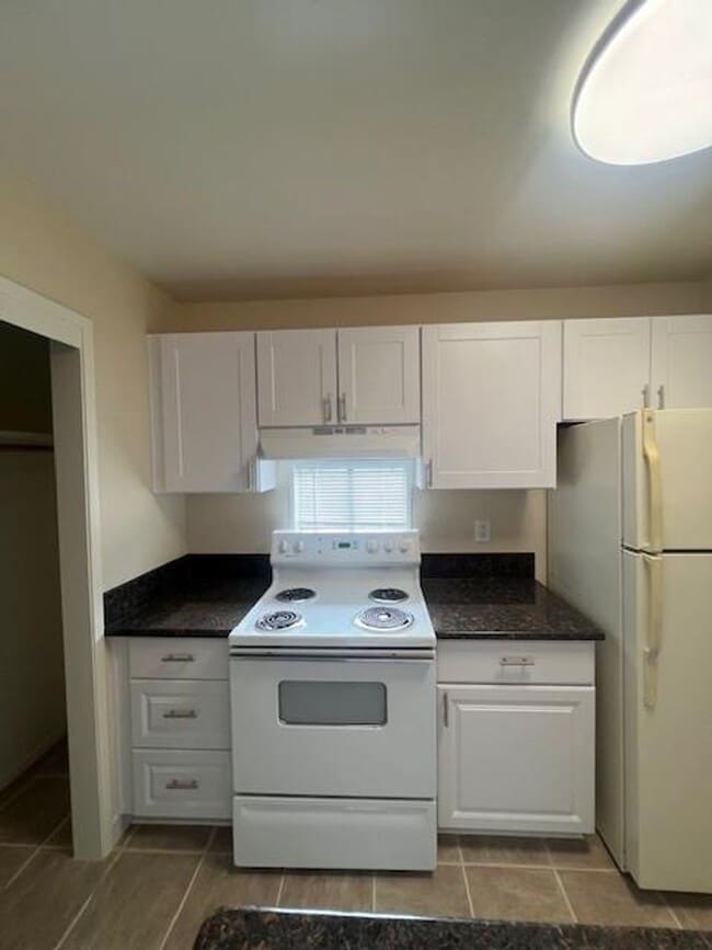 Building Photo - REMODELED 2 BED UNIT W/ GARAGE! $500 OFF FIRST MONTH'S RENT!!