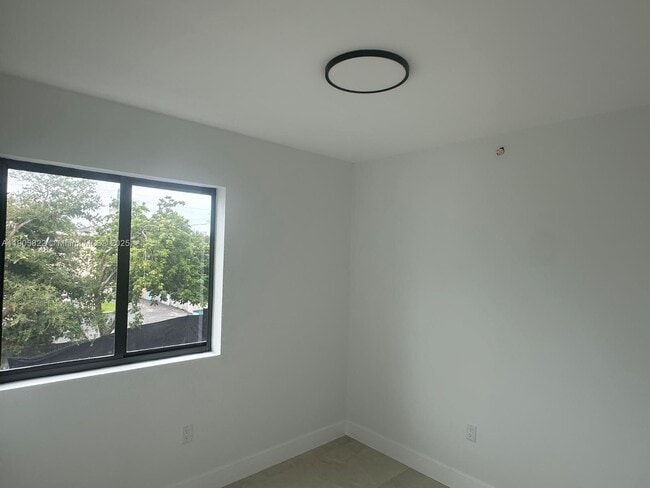 Building Photo - 5423 NE Miami Ct