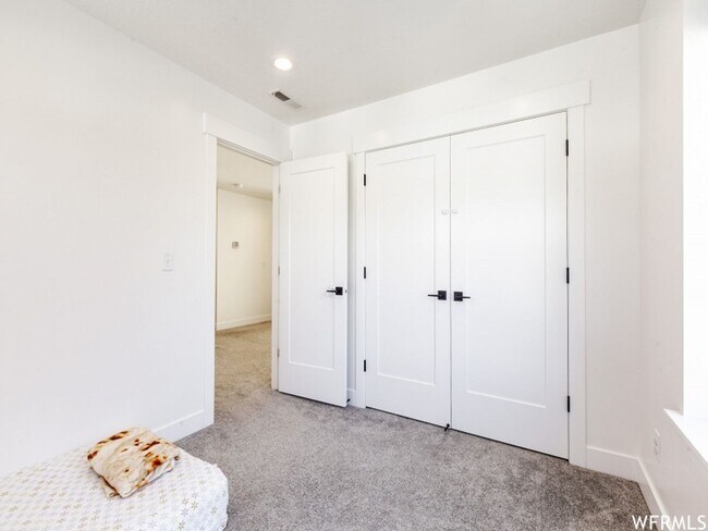 Building Photo - Spacious Open Floor Plan Available Soon!