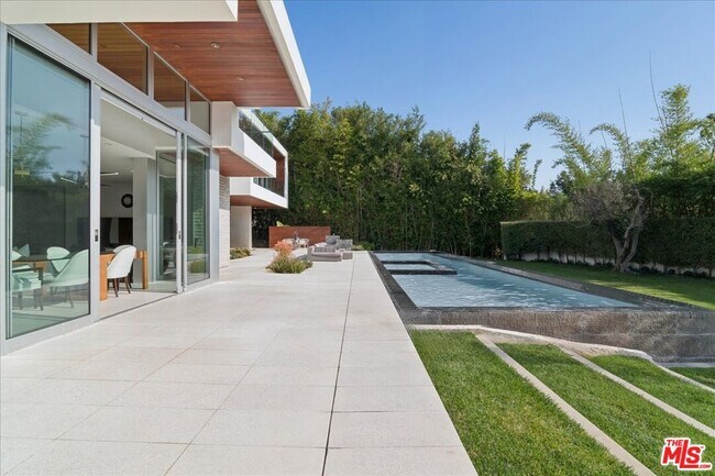 Building Photo - 1232 Sunset Plaza Dr