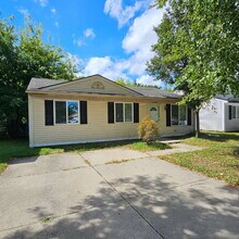 Building Photo - 3 Bed Ranch with New Carpet and Freshly Pa...