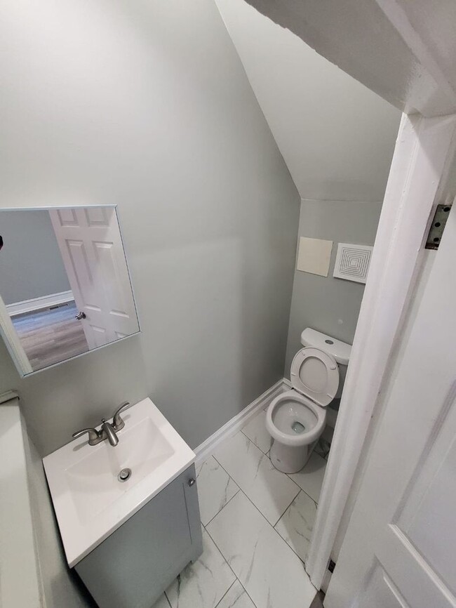 Building Photo - Stunning three bedroom in super convenient part of West Philly