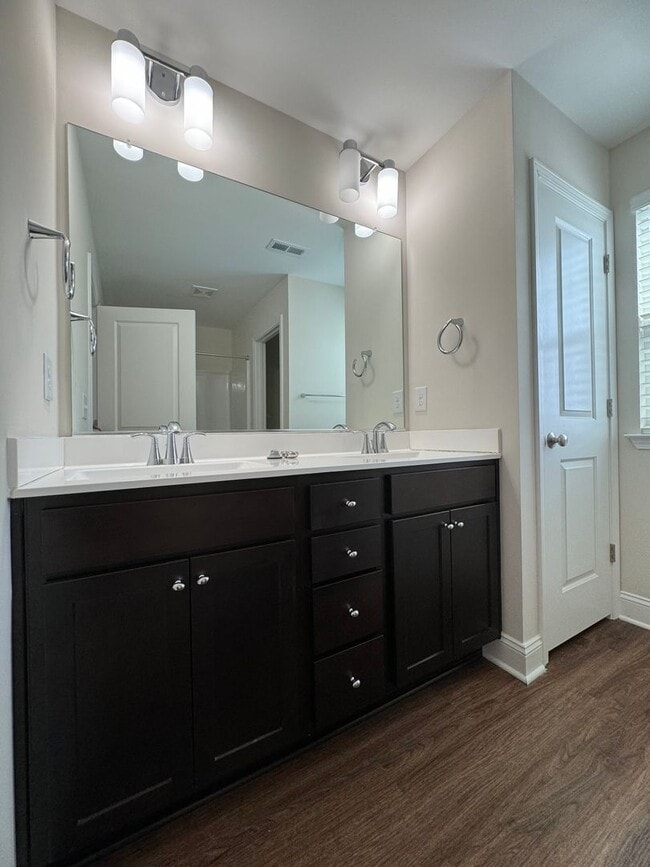 Building Photo - Spacious 4BR 3BA home in Northern Greensboro
