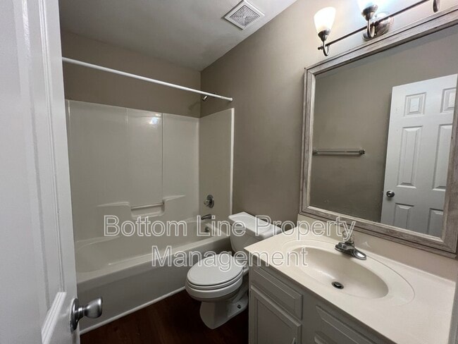 Building Photo - 1228 Woodland Dr