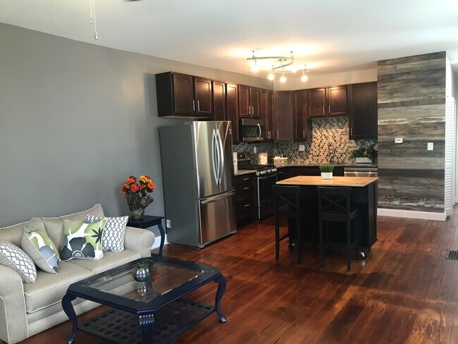 Building Photo - 2 Bedroom Renovation near the Hill