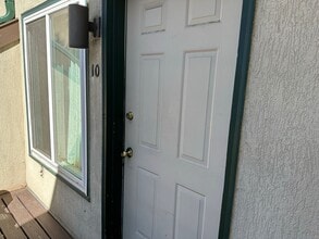Building Photo - Cozy Upper-Level Condo Retreat