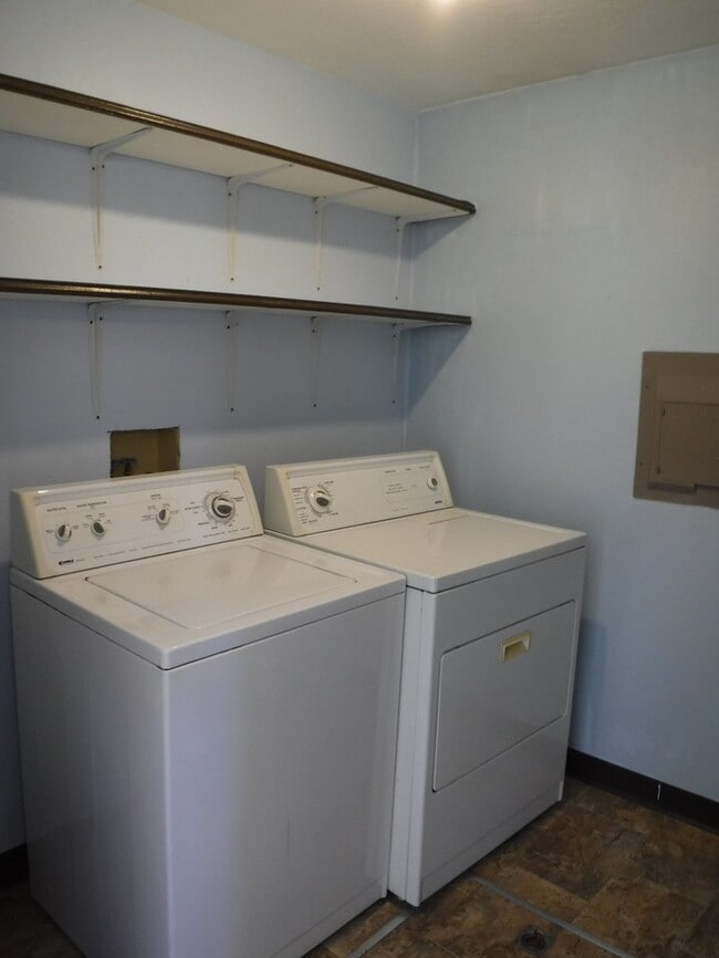 Building Photo - Rattlesnake area house