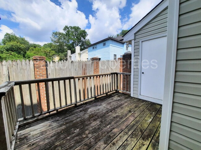 Building Photo - Shandon Oaks Townhome