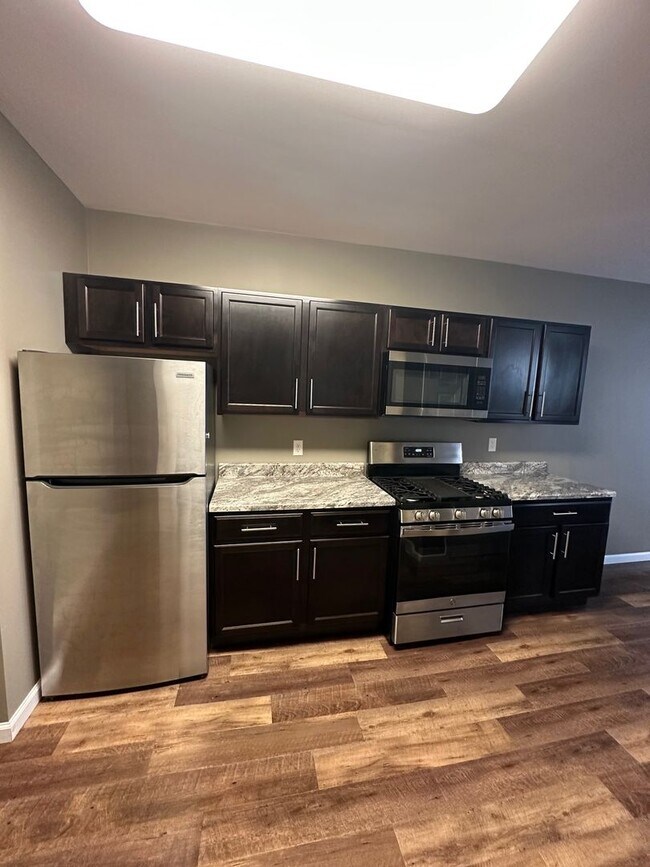 Building Photo - 820 York St