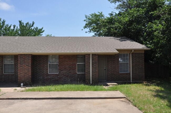Primary Photo - Cozy and clean 2-1 in Arlington!