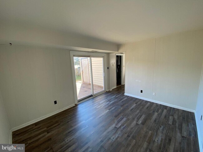 Building Photo - 300 Garfield Ct