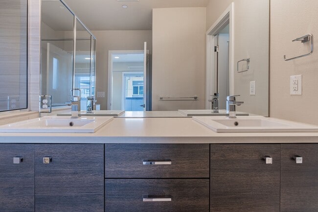 Building Photo - Welcome Home Modern Townhome in the heart of Freemont