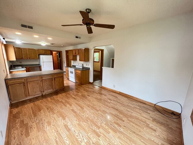 Building Photo - Spacious 3bd/2ba - AVAILABLE NOVEMBER!