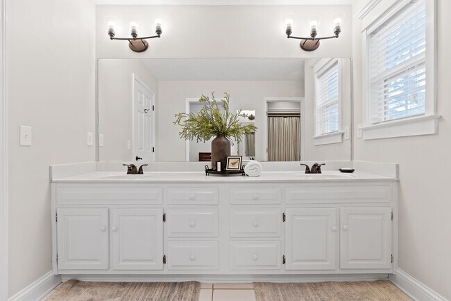 Building Photo - 4 bedroom 2.5 bath house with lawncare, in...