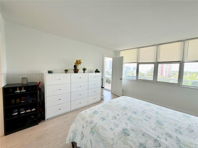 Building Photo - 3140 S Ocean Dr