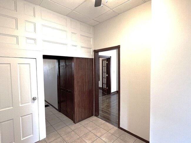 Building Photo - Beautiful original woodwork!  3 bed South Omaha home!